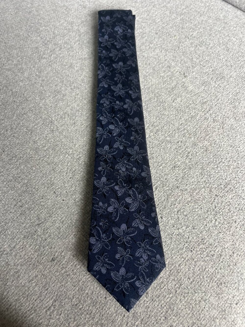 Men's Classic Tie.  100% Silk.  Blue with flowers.  NEW. Retail:$59+tax
